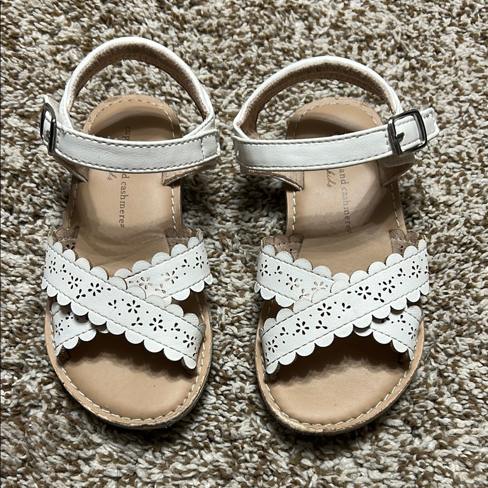 Cupcakes & Cashmere White Slip-On Sandals with Elegant Bow